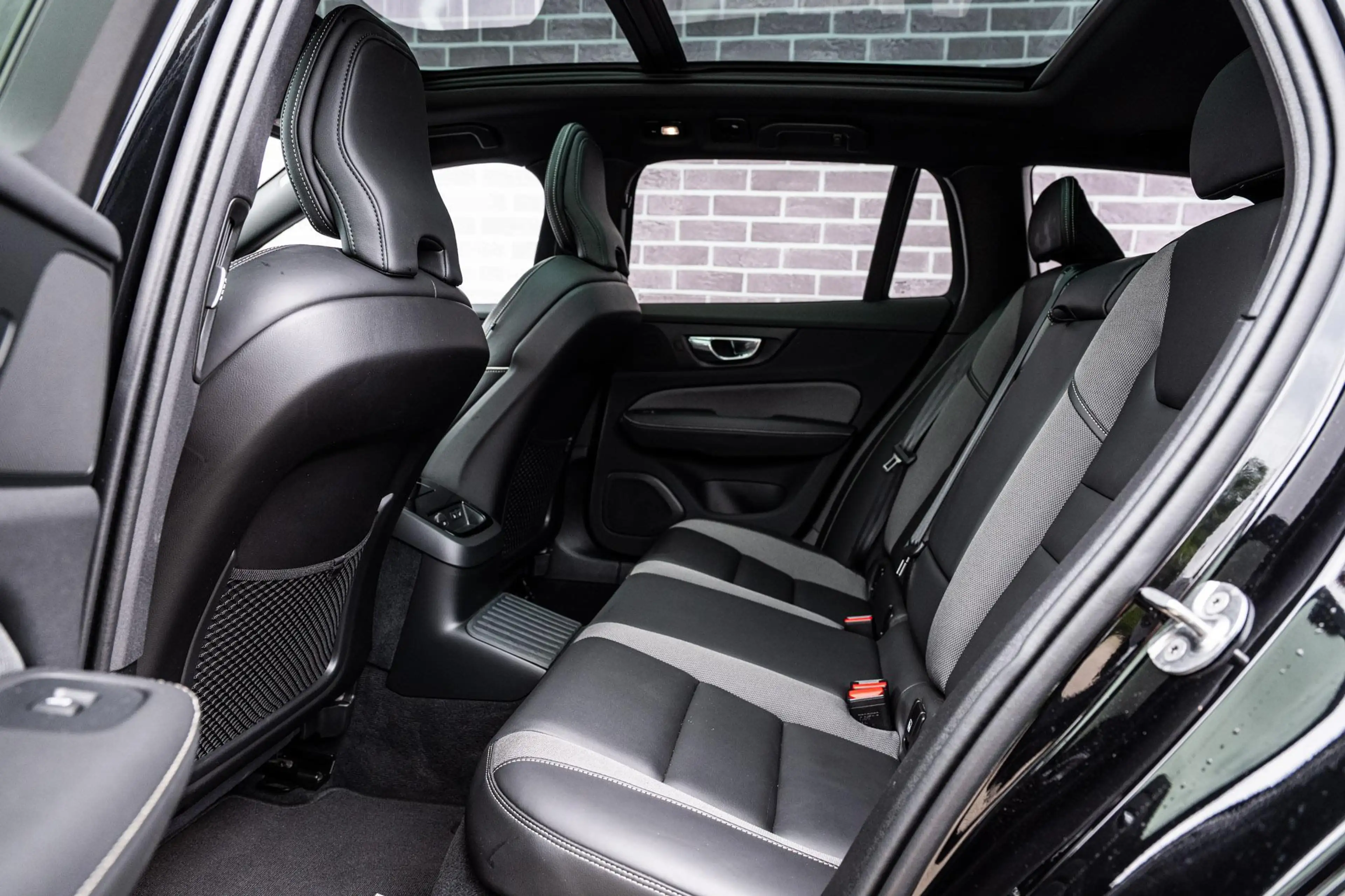 Volvo V60 2.0 T8 Plug-in Hybrid AWD Plus Dark | SOH:100% | P — photo 6