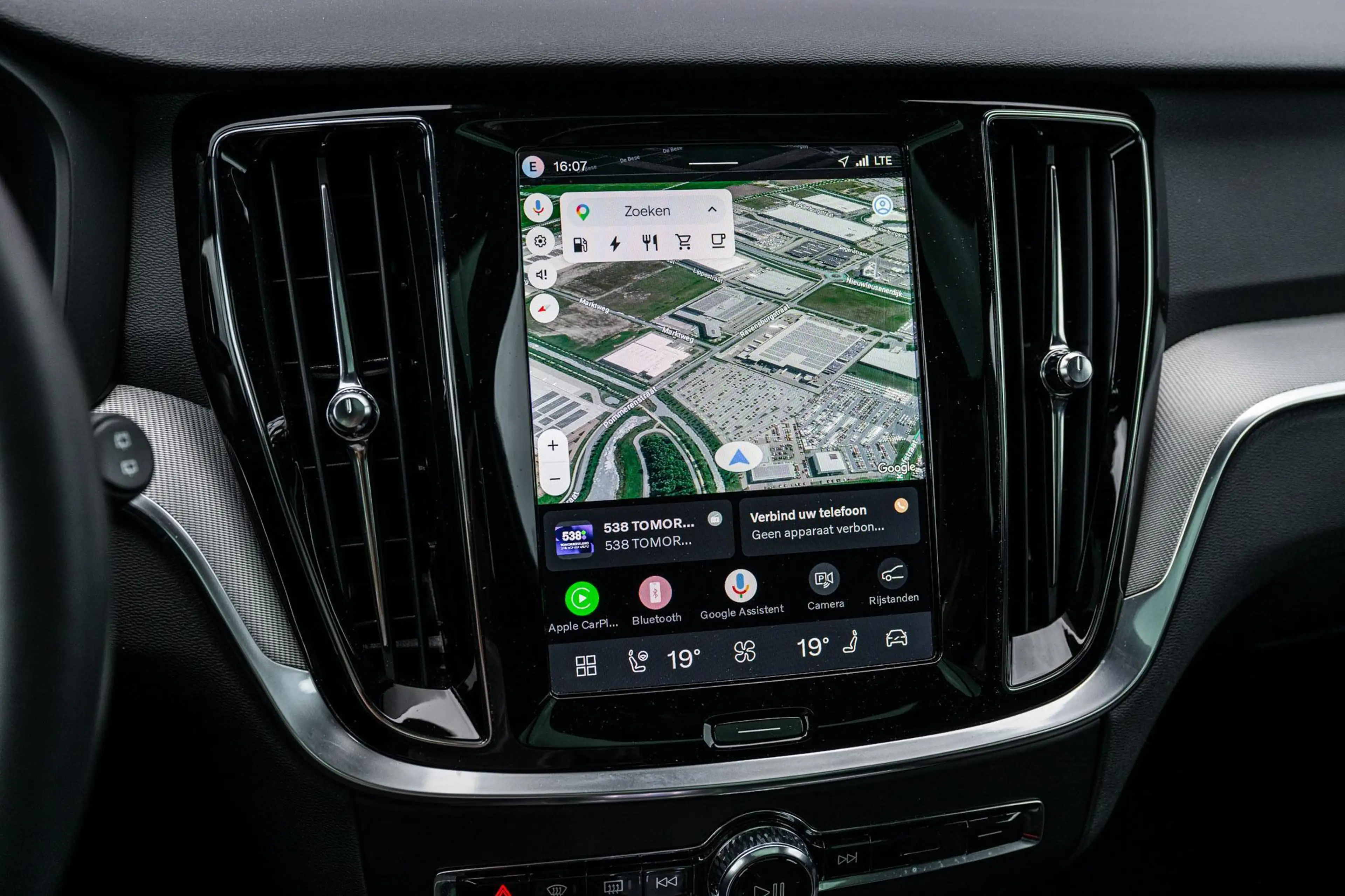 Volvo V60 2.0 T8 Plug-in Hybrid AWD Plus Dark | SOH:100% | P — photo 13