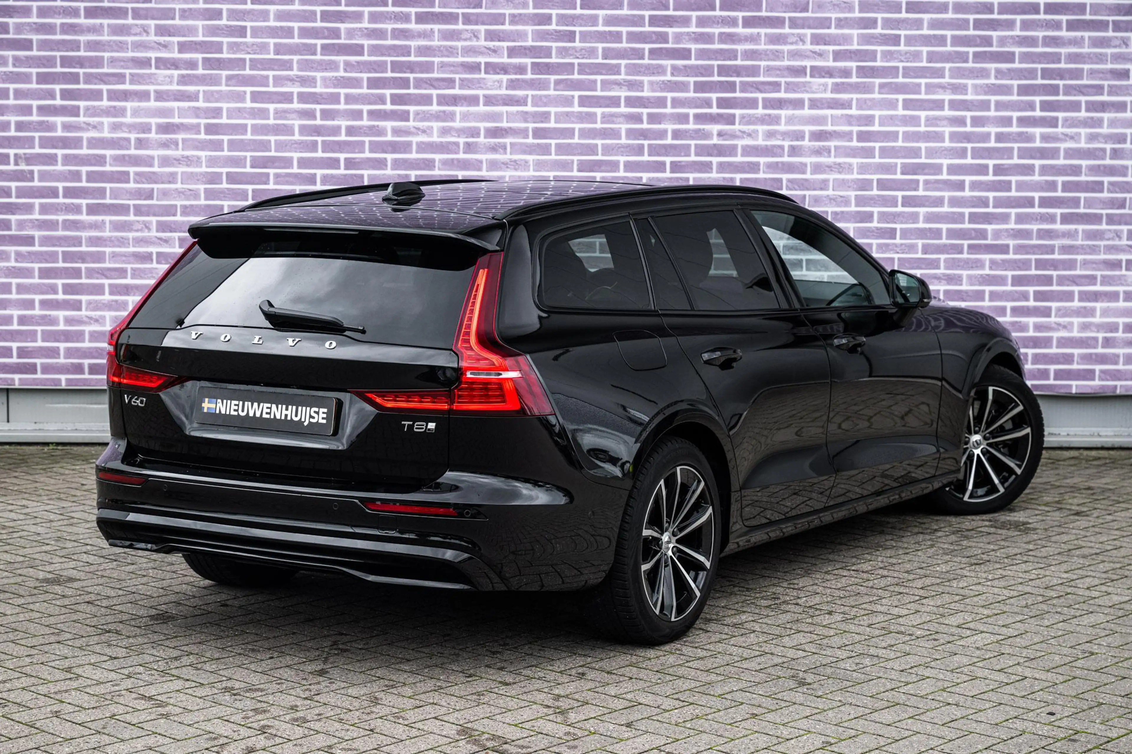 Volvo V60 2.0 T8 Plug-in Hybrid AWD Plus Dark | SOH:100% | P — photo 10