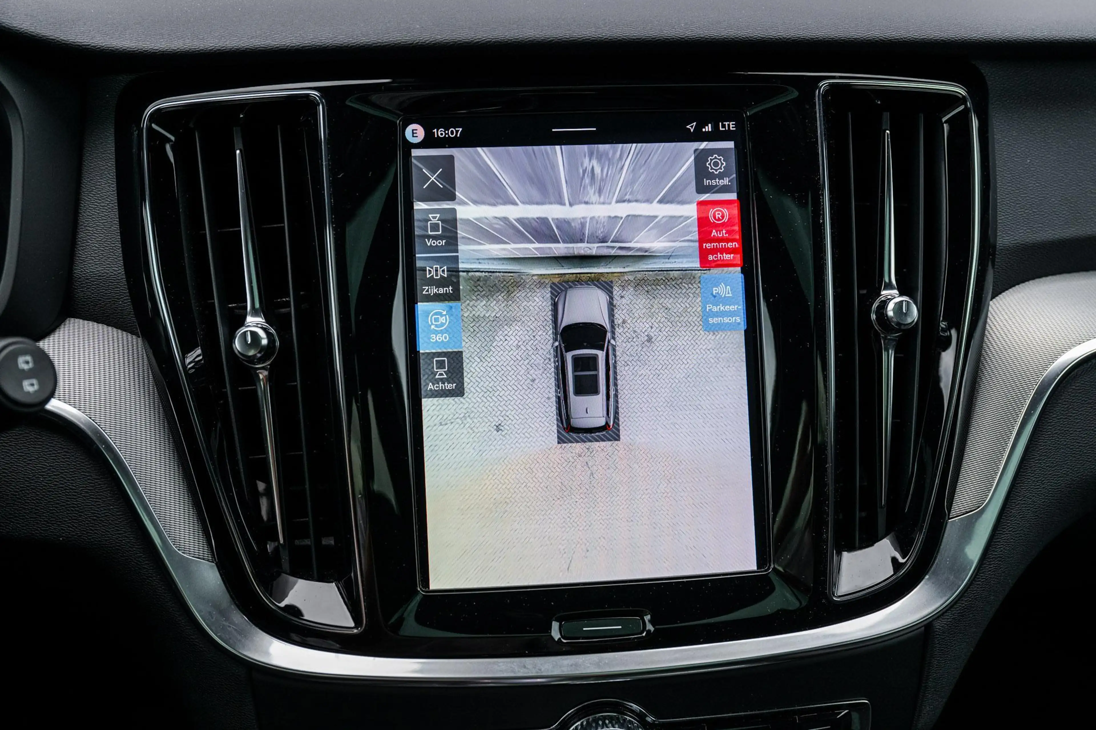 Volvo V60 2.0 T8 Plug-in Hybrid AWD Plus Dark | SOH:100% | P — photo 14