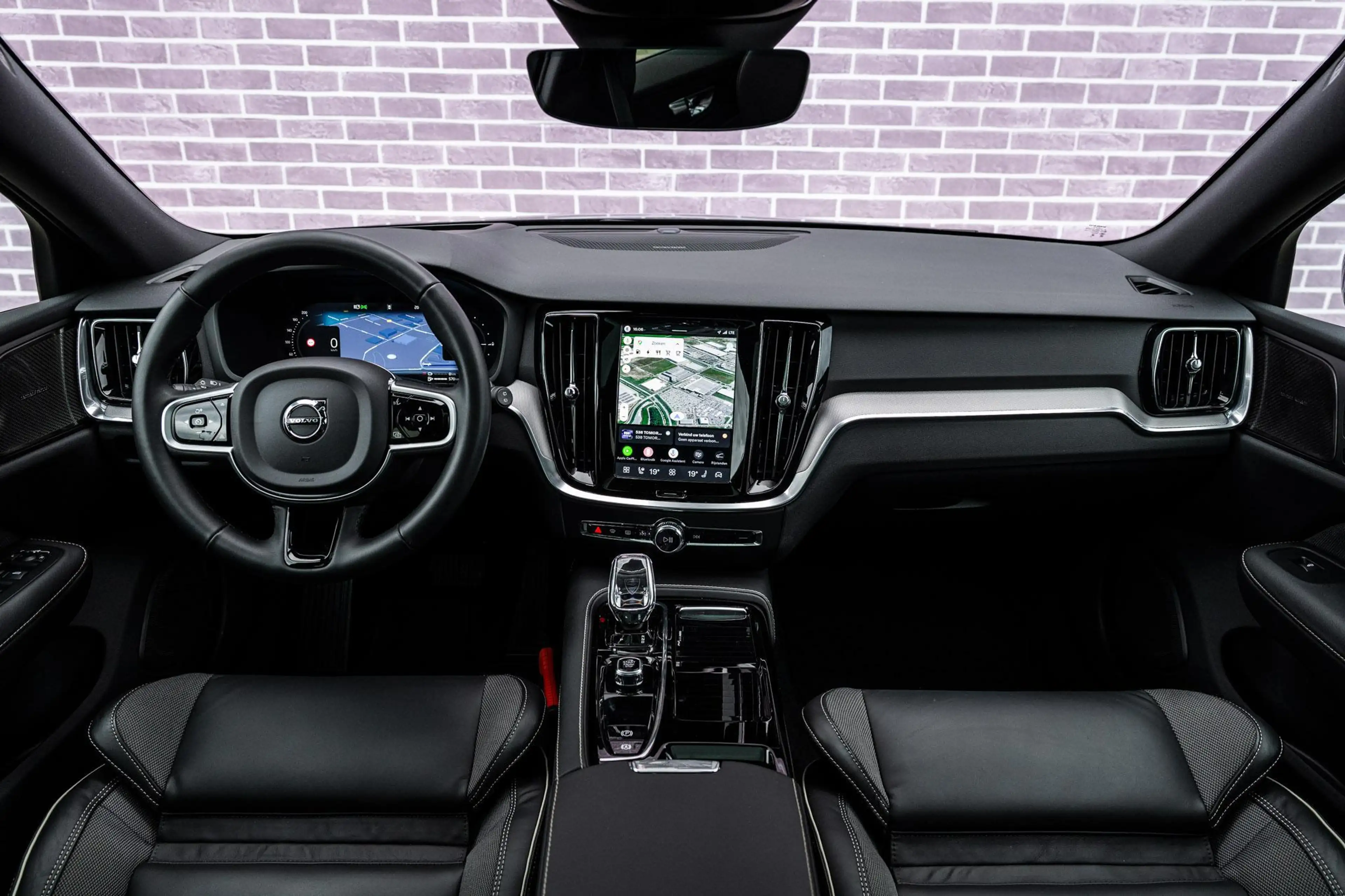 Volvo V60 2.0 T8 Plug-in Hybrid AWD Plus Dark | SOH:100% | P — photo 4