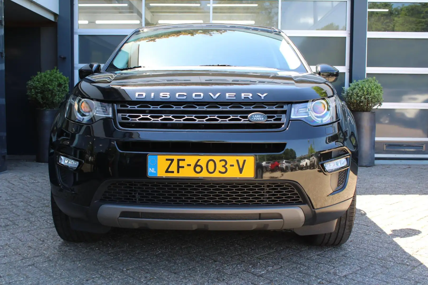Land Rover Discovery Sport 2.0 TD4 Urban Series SE Zwart - 2