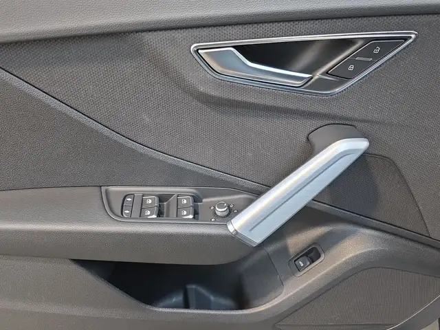 Audi Q2 view 8