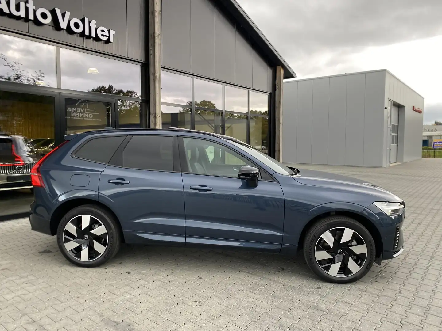 Volvo XC60 2.0 T6 Plug-in hybrid AWD Plus Dark 360|ACC|H&K|tr Blauw - 2