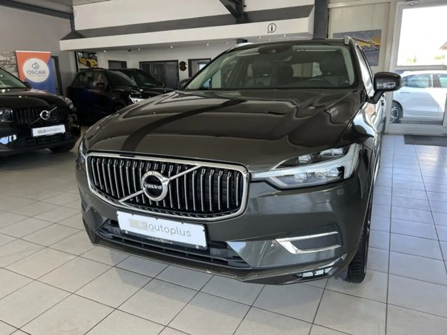 Volvo XC60 D5 Inscription AWD B&W Massage Pano Kamera Grau - 2