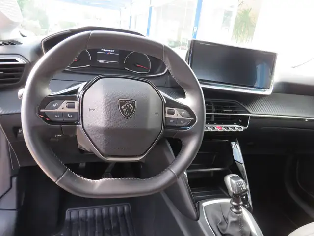 Peugeot 208 view 17