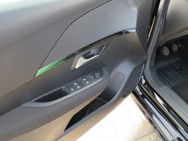 Peugeot 208 view 16