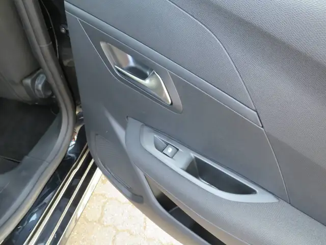 Peugeot 208 view 12