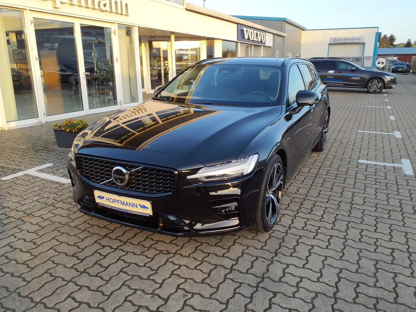 Volvo V60 B4 Diesel Ultimate Dark Schwarz - 1