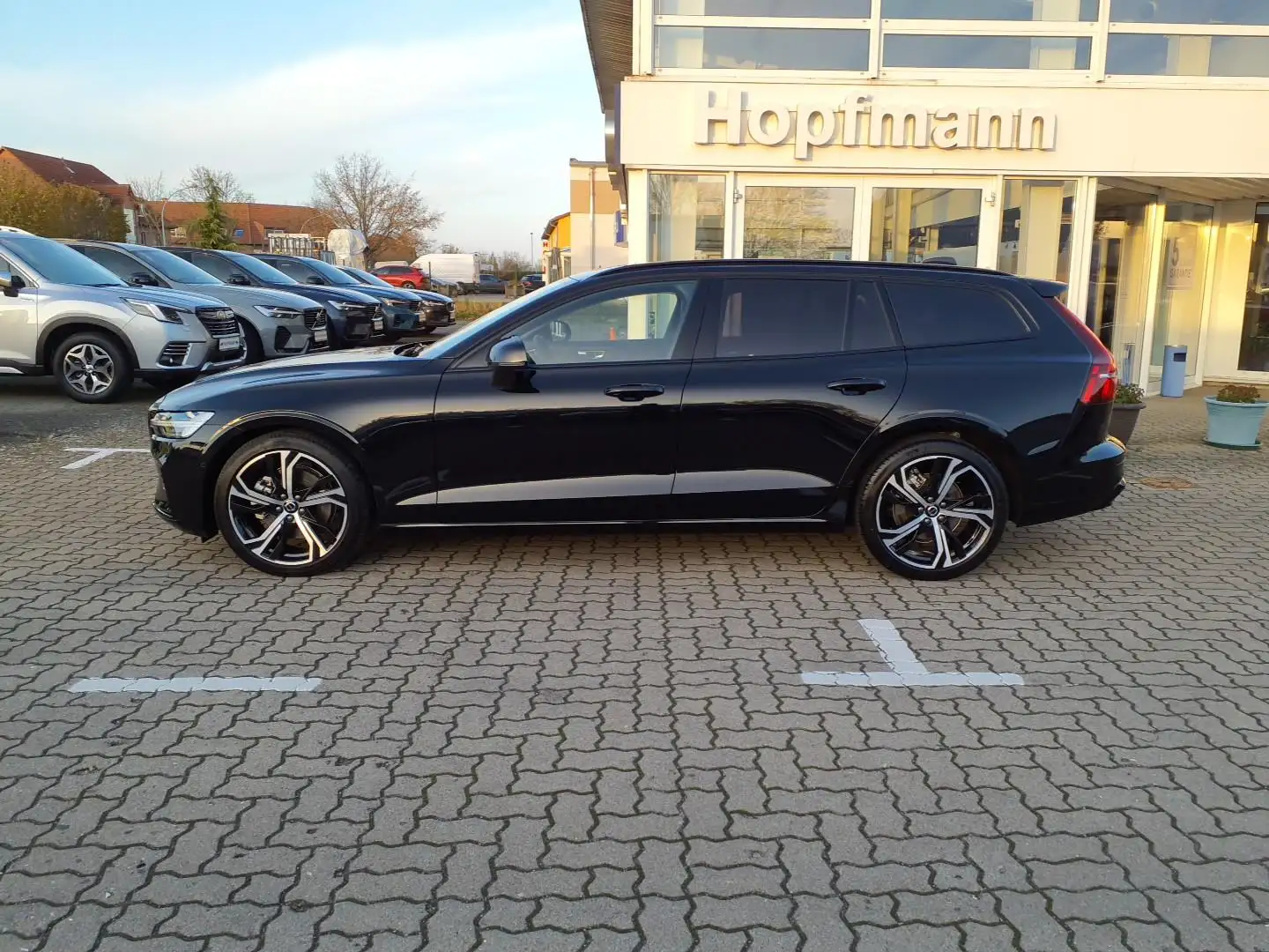 Volvo V60 B4 Diesel Ultimate Dark Schwarz - 2