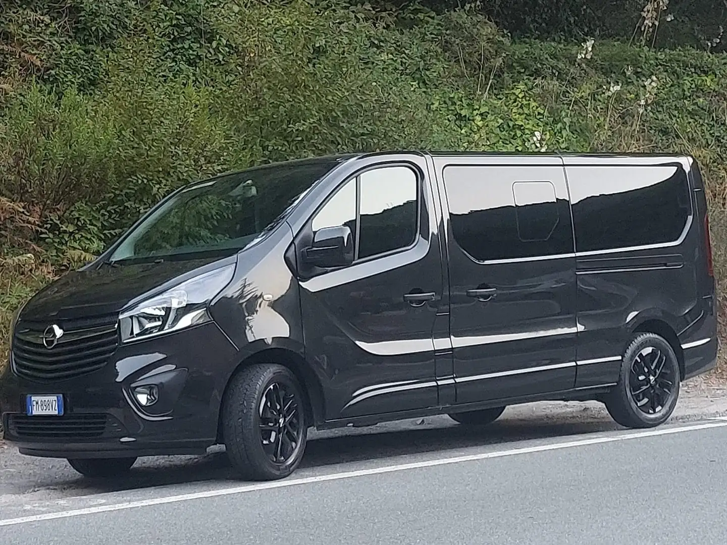 Opel Vivaro 9 posti passo lungo Negru - 1