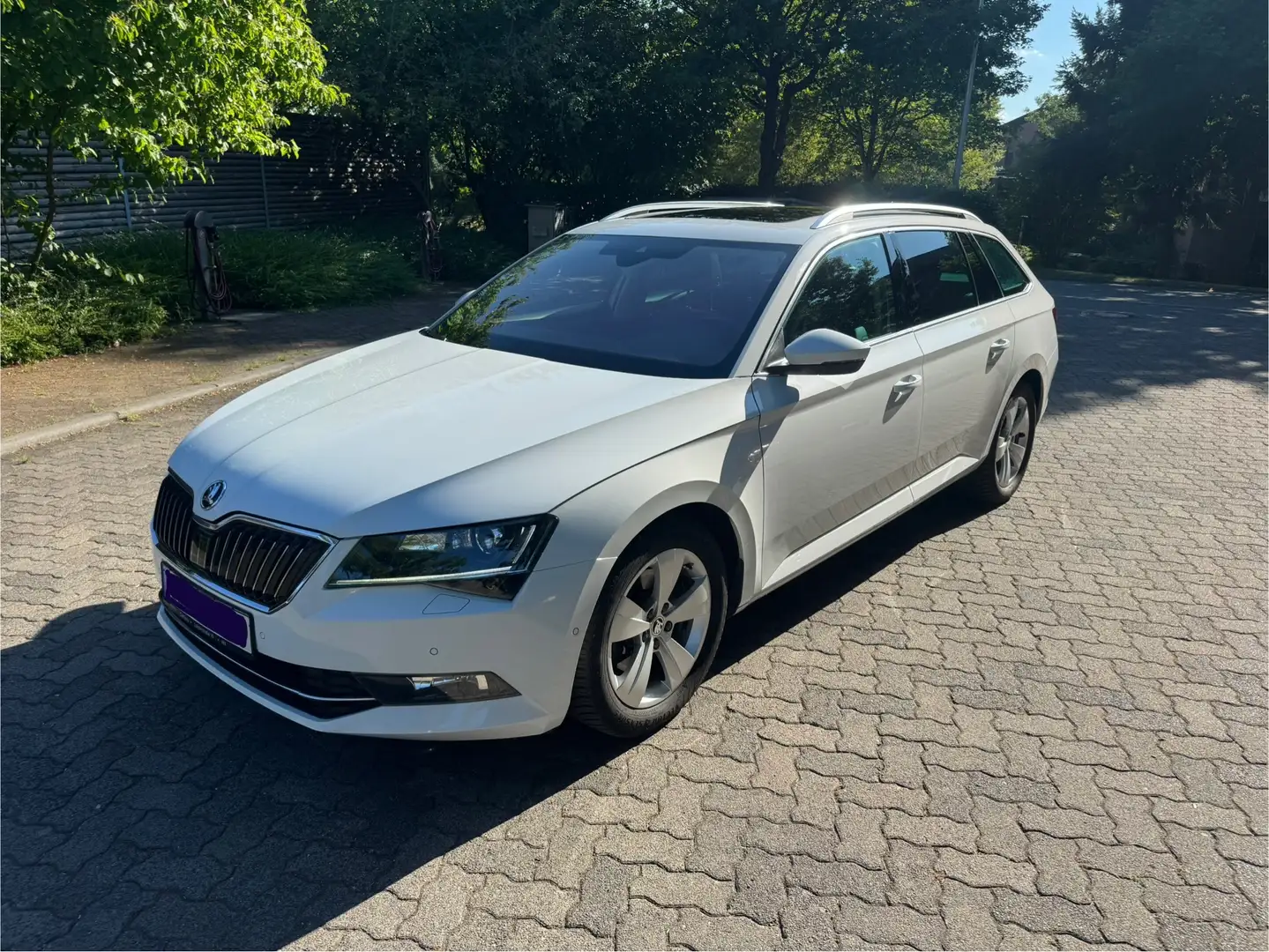 Skoda Superb Style 4x4 DSG 190PS Combi Alcantara Pano AHK Voll. Weiß - 1