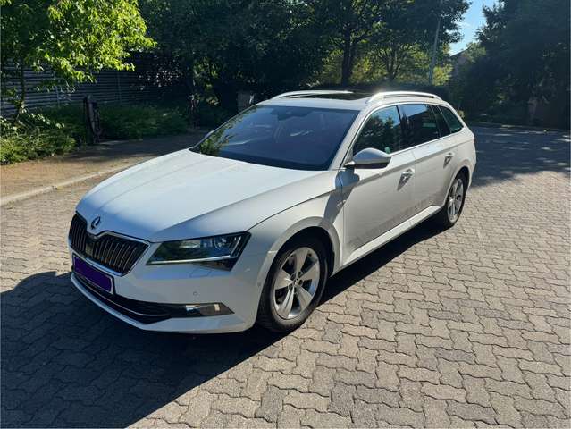 Imagine Skoda Superb Style 4x4 DSG 190PS Combi Alcantara Pano AHK Voll.