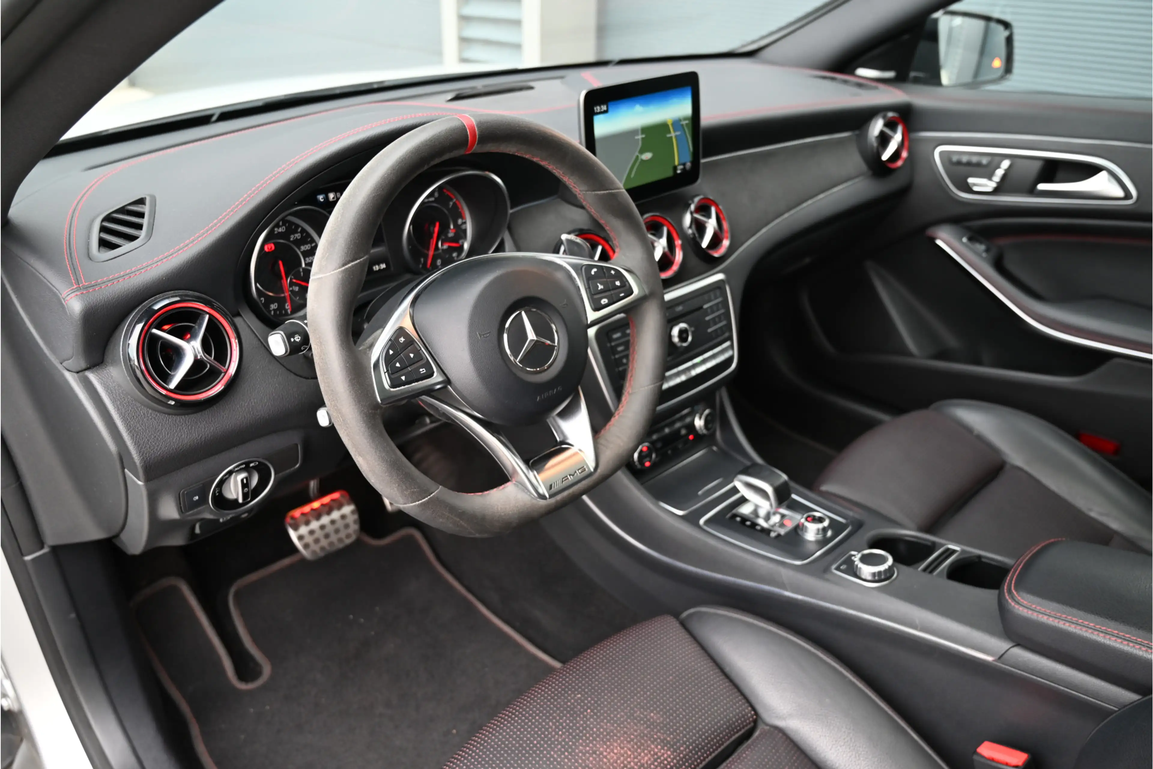 Mercedes-Benz CLA 45 AMG 4MATIC 381 PK / PANO / MAGNO / NIGHT / HARMAN KARD — photo 10