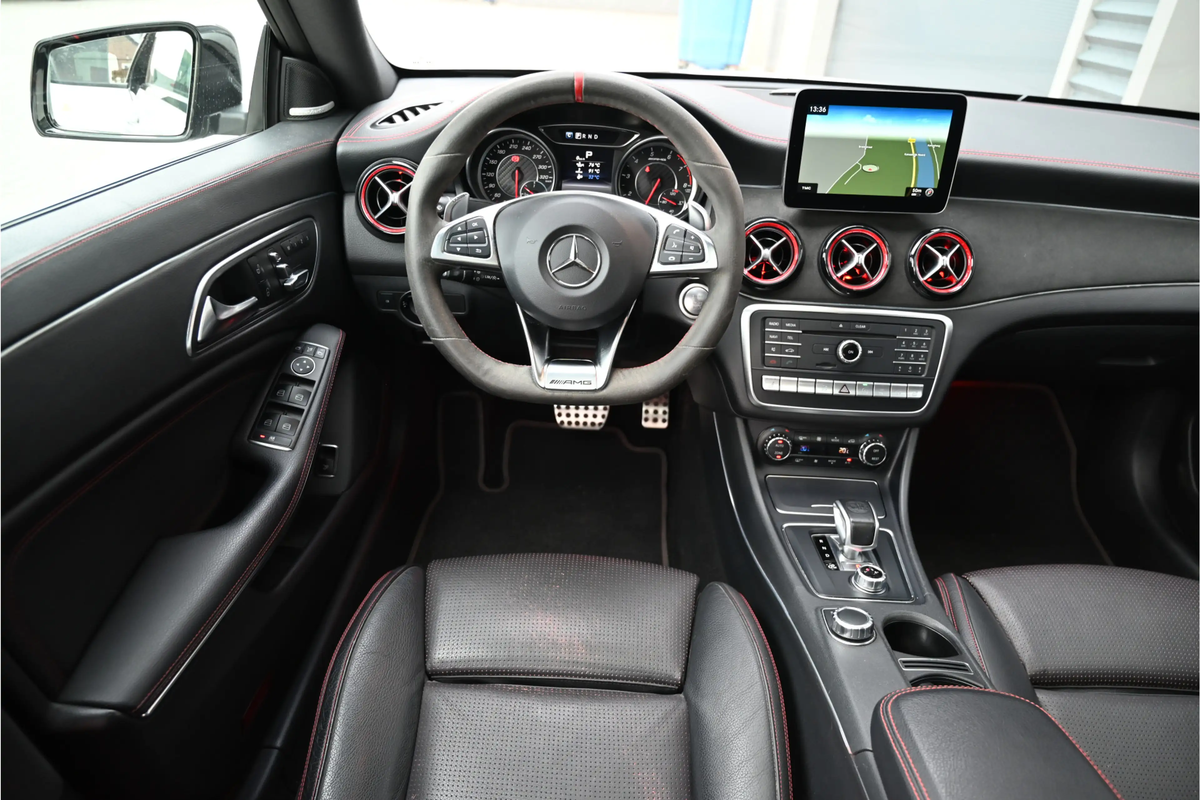 Mercedes-Benz CLA 45 AMG 4MATIC 381 PK / PANO / MAGNO / NIGHT / HARMAN KARD — photo 4