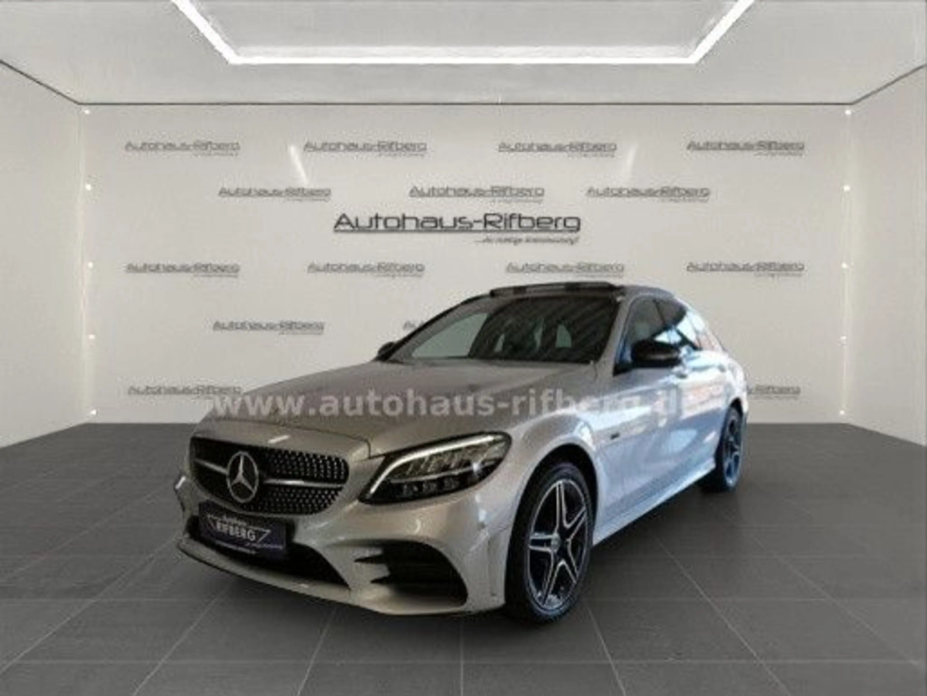 Mercedes-Benz C 300 de T AMG-Line 9G LED/Nav/SZH/RFK/PanD/KeyG