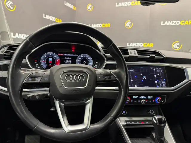 Audi Q3 view 8