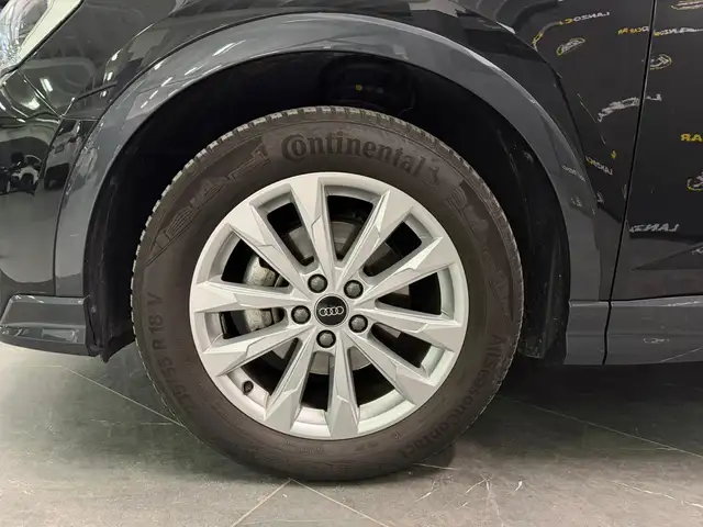 Audi Q3 view 14