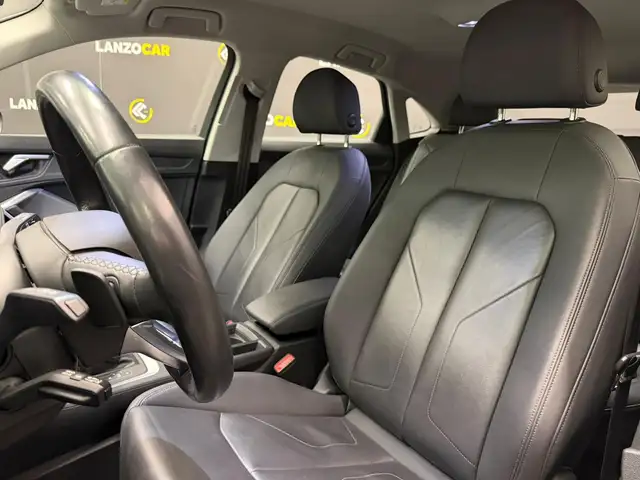 Audi Q3 view 12
