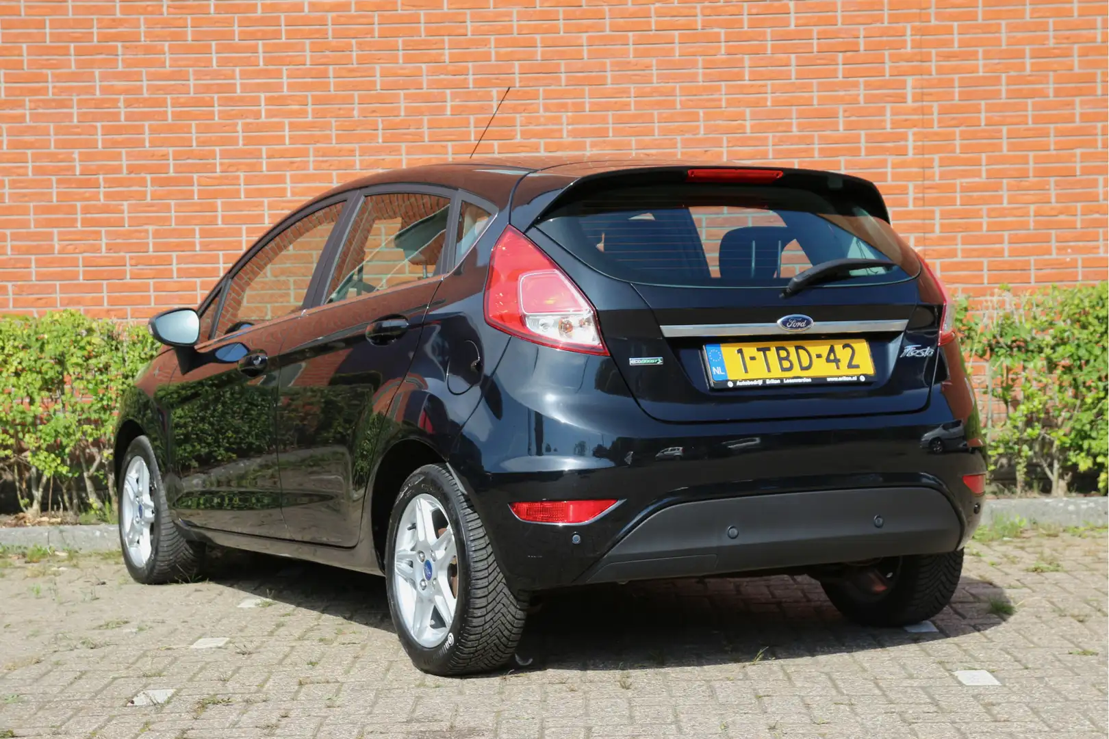 Ford Fiesta 1.0 EcoBoost 100pk Titanium | NL-auto | 5 deuren | Zwart - 2