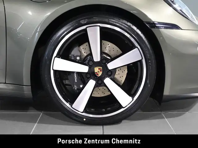 Porsche 911 view 7