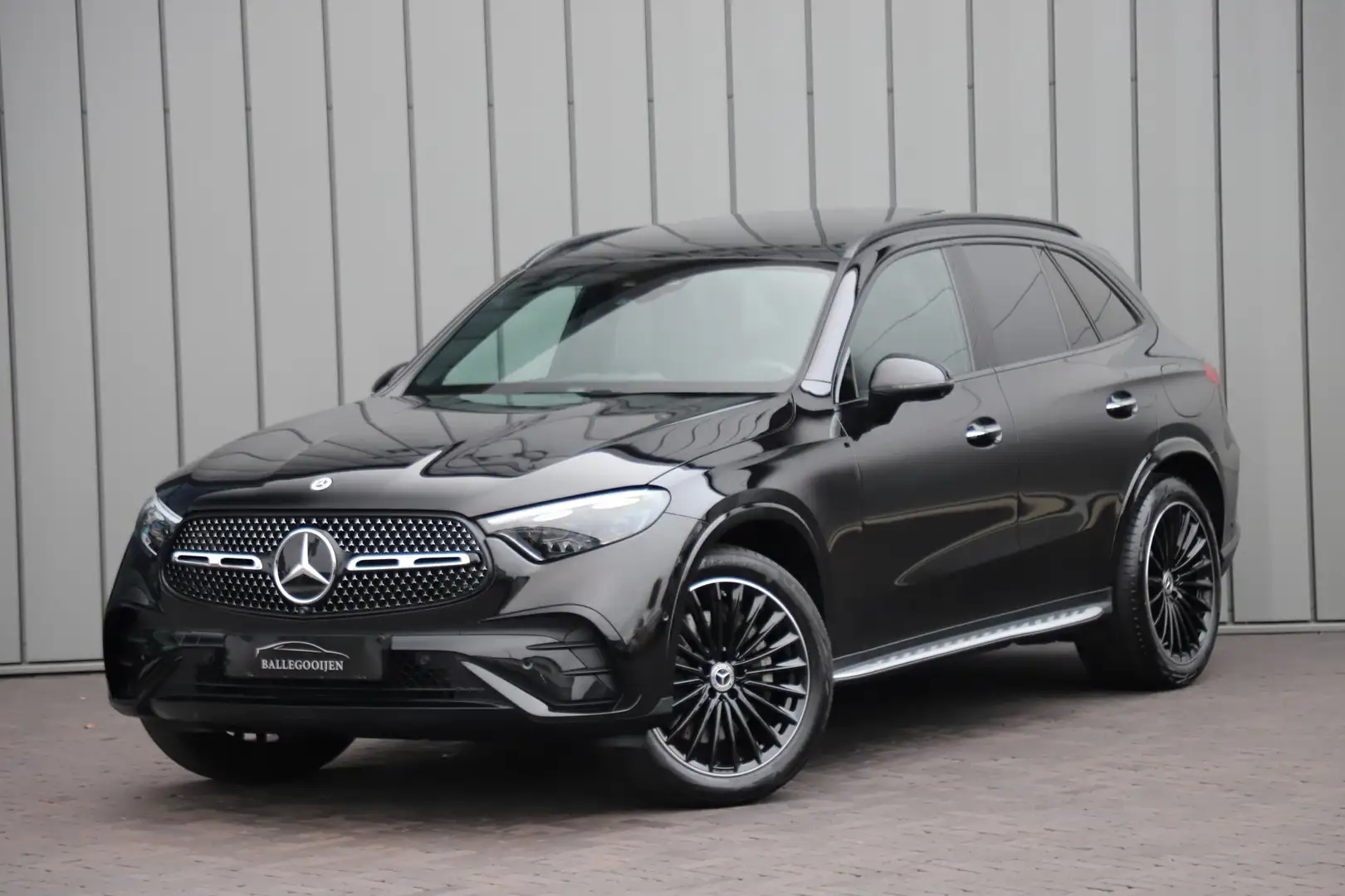 Mercedes-Benz GLC 300 300e AMG 4-Matic | 313PK | Pano | Head-up | Sfeerv Zwart - 1