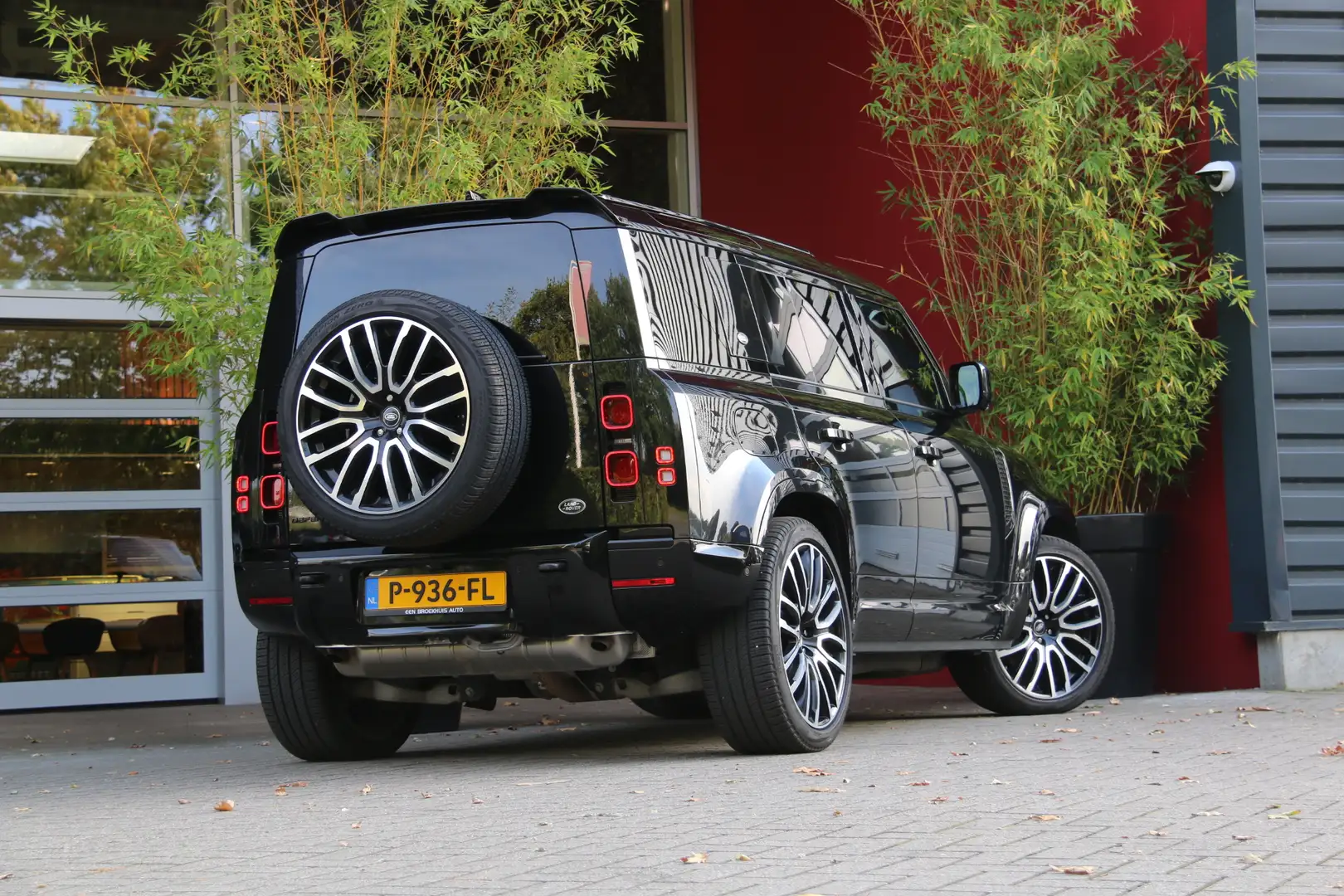 Land Rover Defender 110 2.0 P400e 110 X-Dynamic HSE | 6-Persoons | Luc Noir - 2