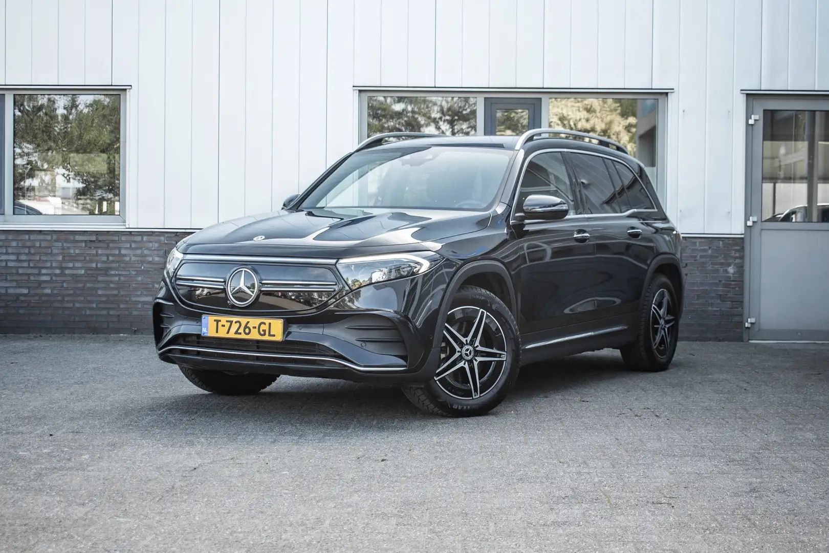 Mercedes-Benz EQB 250 AMG Line 67 kWh Zwart - 1