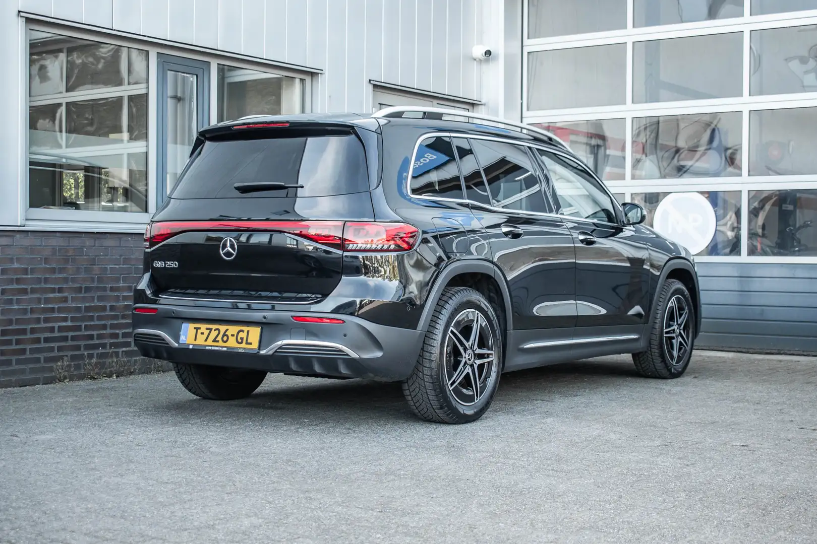 Mercedes-Benz EQB 250 AMG Line 67 kWh Zwart - 2