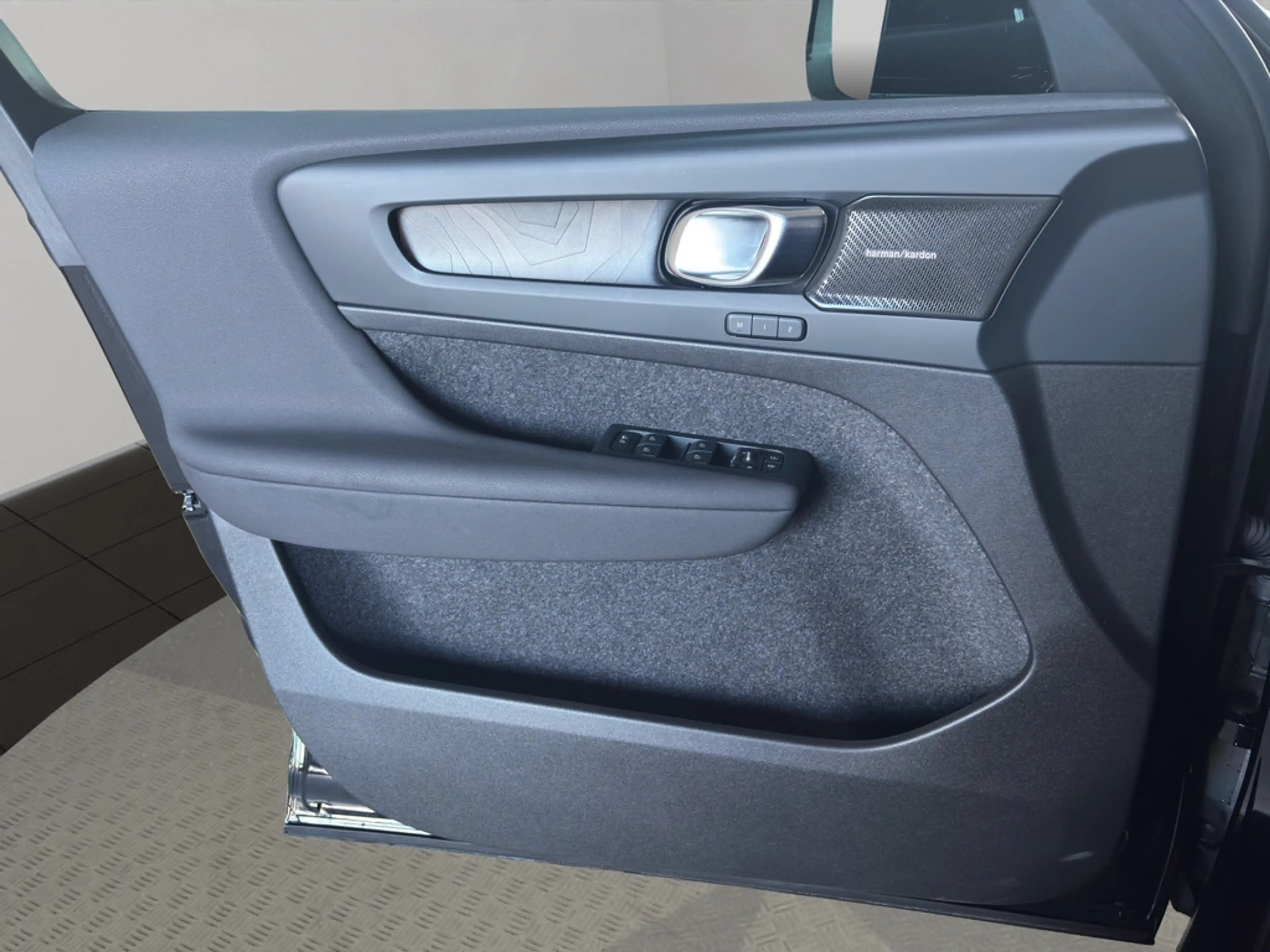 Volvo C40 Ultimate Recharge Pure Electric 2WD PANO — photo 10
