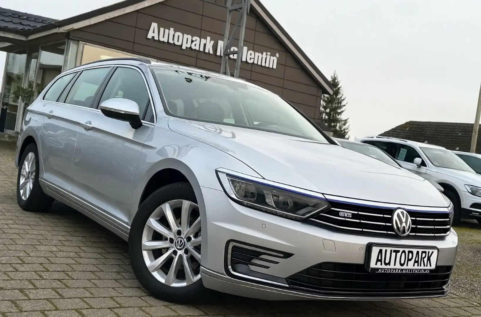 Volkswagen Passat Variant GTE *1.HAND*LED*PDC*DSG*SHZ* Silber - 1
