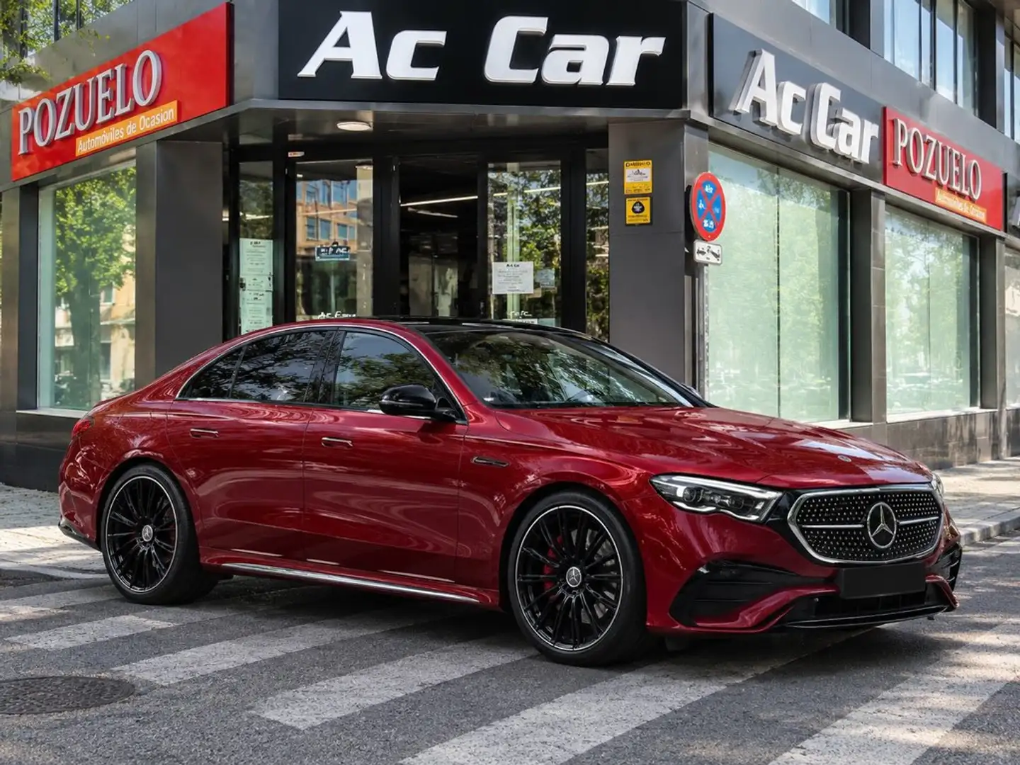 Mercedes-Benz E 300 de Rojo - 1