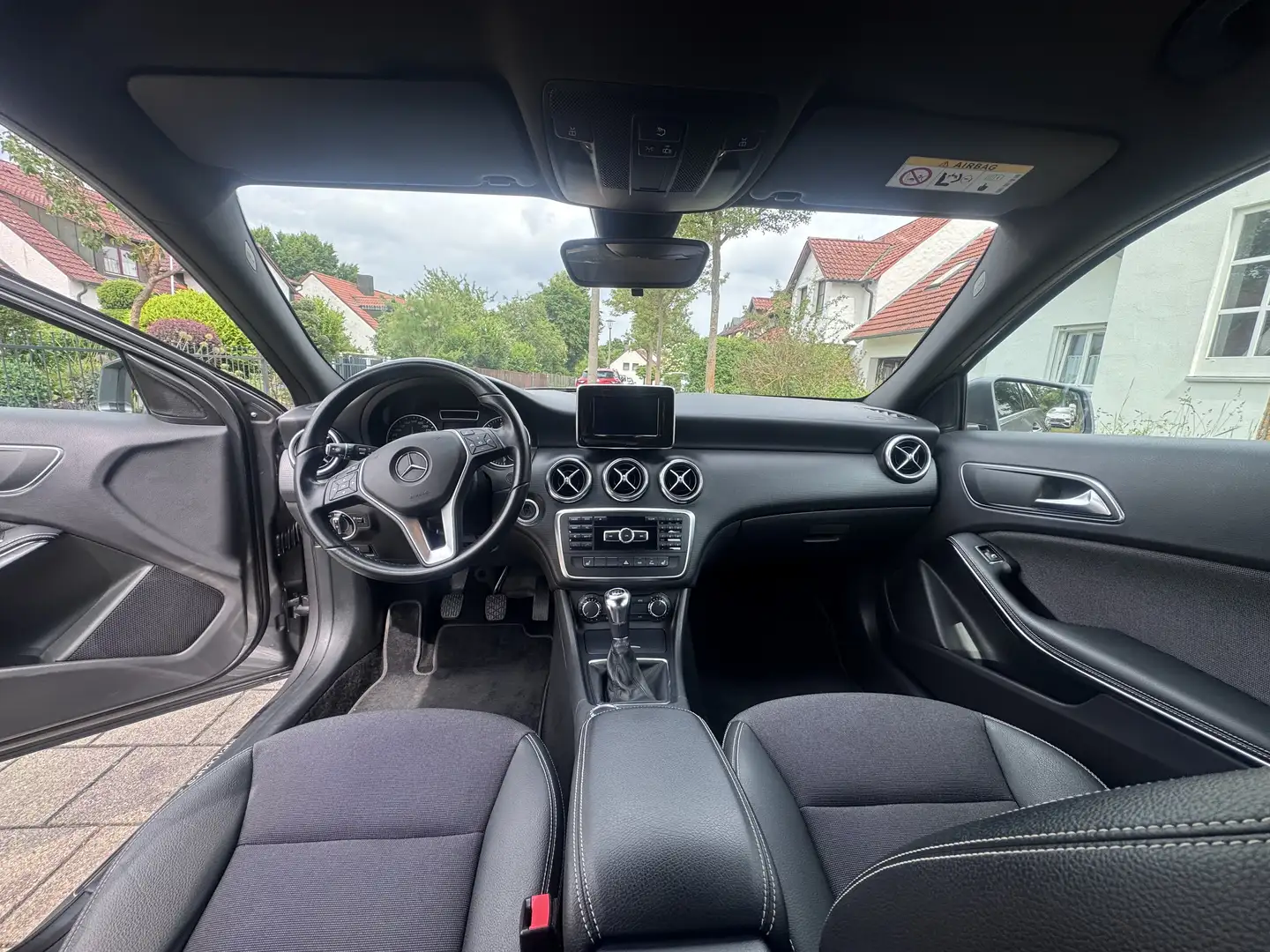 Mercedes-Benz A 180 A 180 (BlueEFFICIENCY) Style Grau - 2
