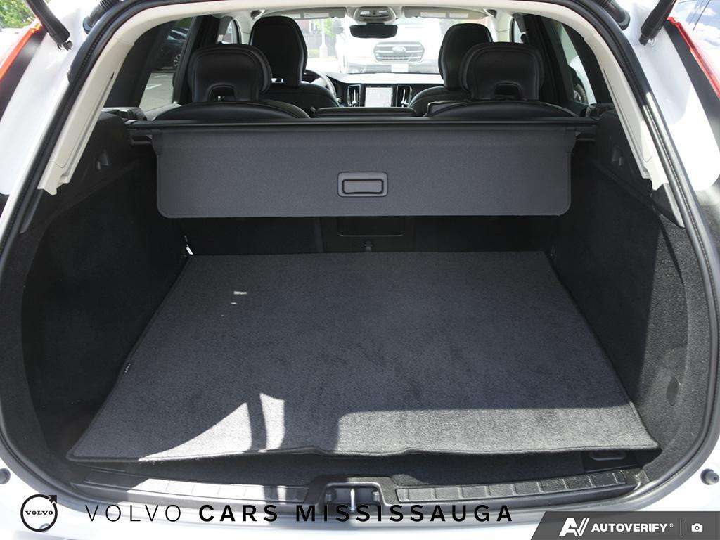2024 Volvo XC60 Core Dark Theme thumb 11