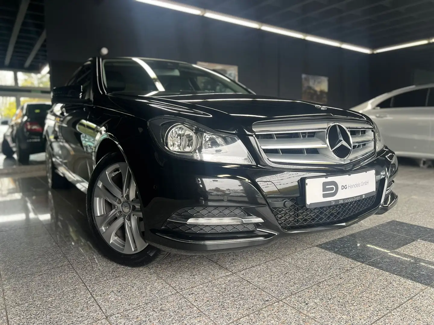 Mercedes-Benz C 180 C-Klasse BlueEFFICIENCY Avantgarde Schwarz - 2