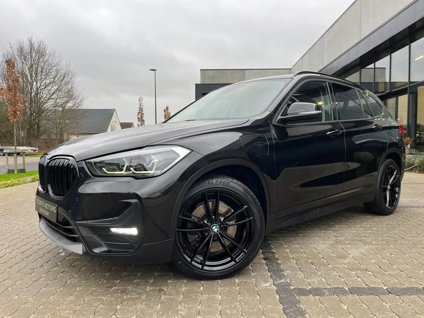BMW X1 1.5iA xDrive25e Hybrid LED/Leder/Carplay/HUD/CAM.. Schwarz - 2