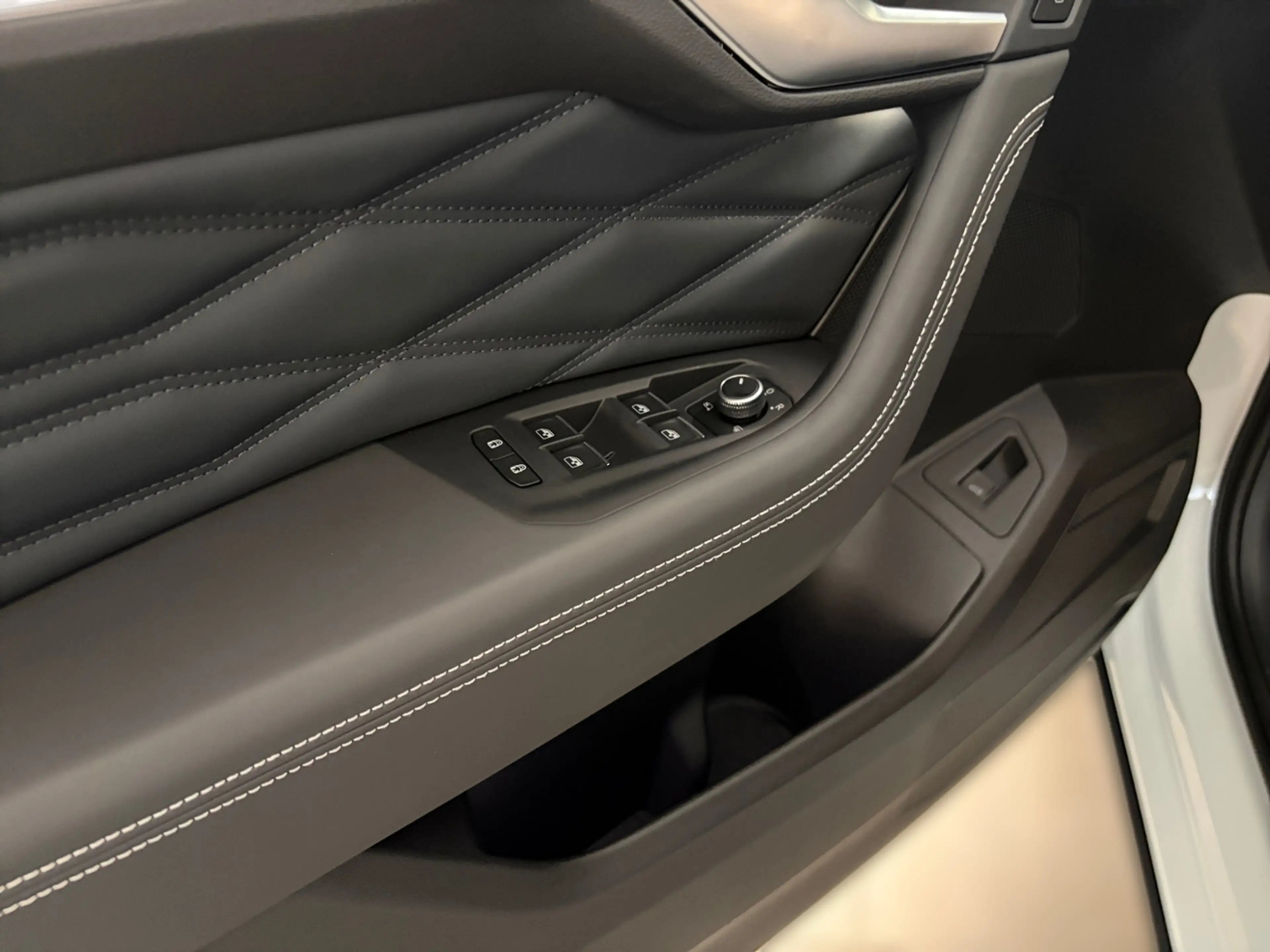 Volkswagen Touareg R-Line 3,0 TDI Final Edition — photo 11