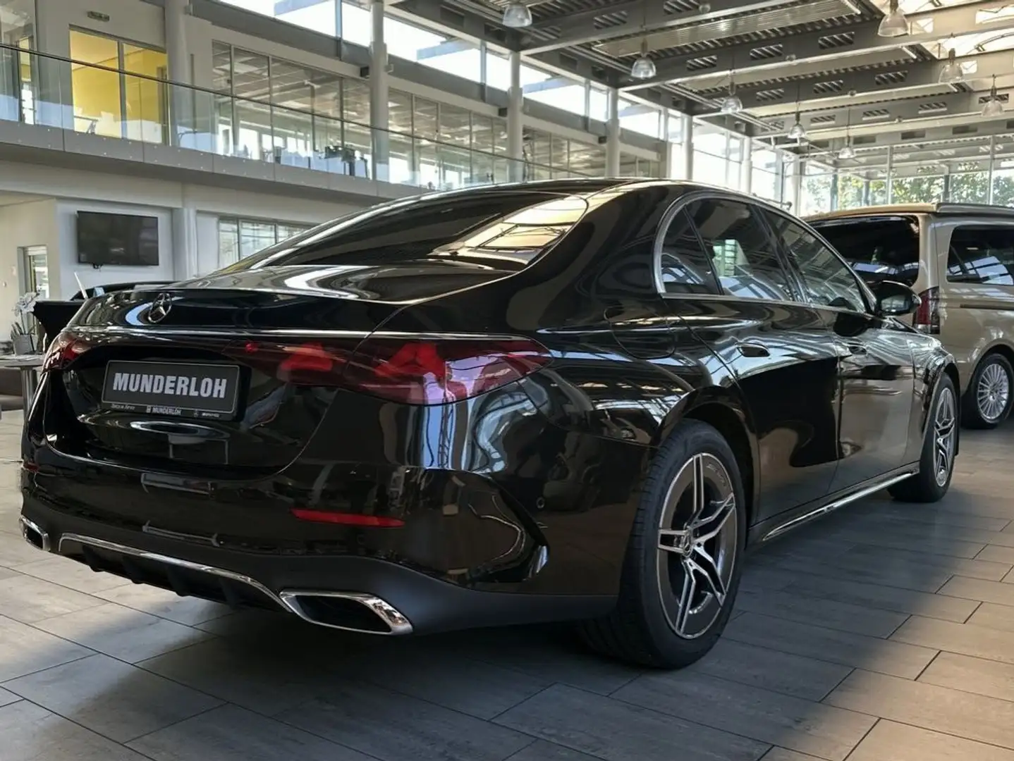 Mercedes-Benz E 200 Limousine AMG Line Navi Kamera DISTRONIC Schwarz - 2