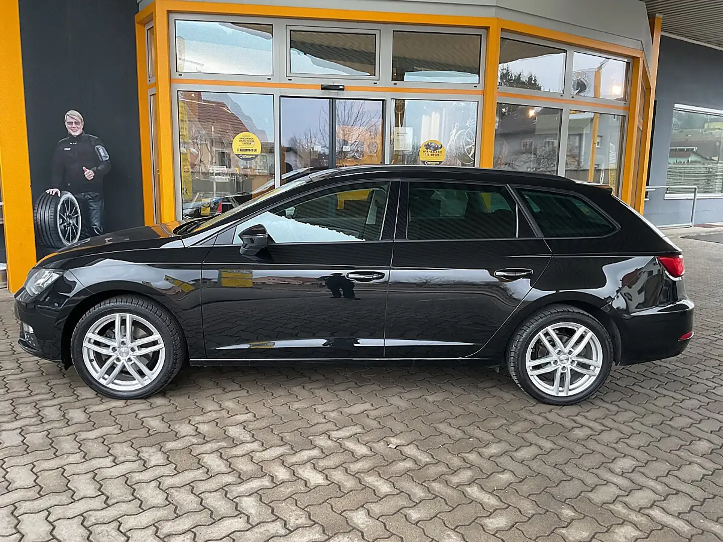 SEAT Leon ST Reference 1.6 TDI Schwarz - 2