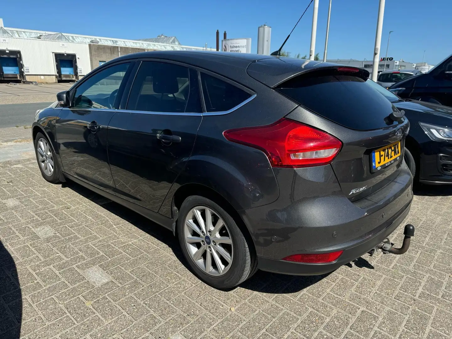 Ford Focus 1.0 Titanium 125pk | Navigatie | Trekhaak Grijs - 2