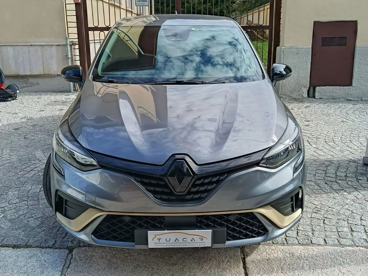 Renault Clio Techno 1.6 E-TECH 145 HEV Grijs - 2