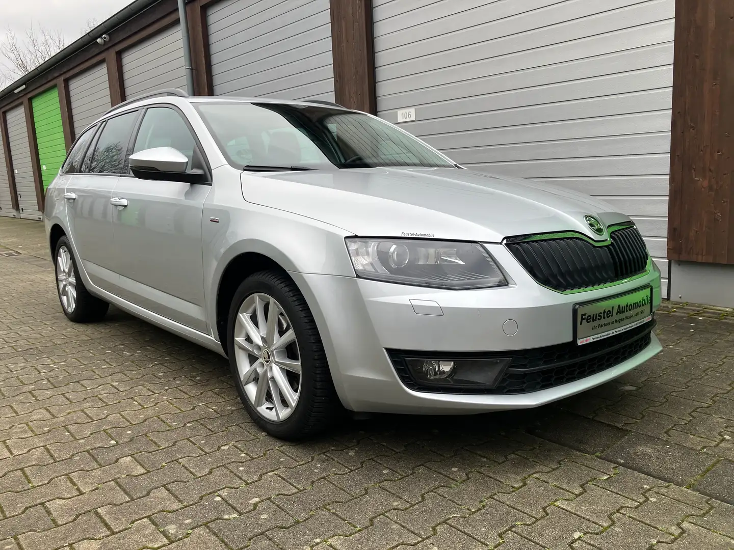 Skoda Octavia Joy*Mod.2017*2.HAND*XENON*SHZ*PDC*17 Zoll ALU*TOP* Silber - 1