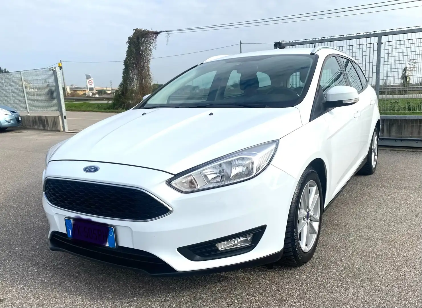 Ford Focus Focus SW 1.5 tdci Business s Weiß - 1