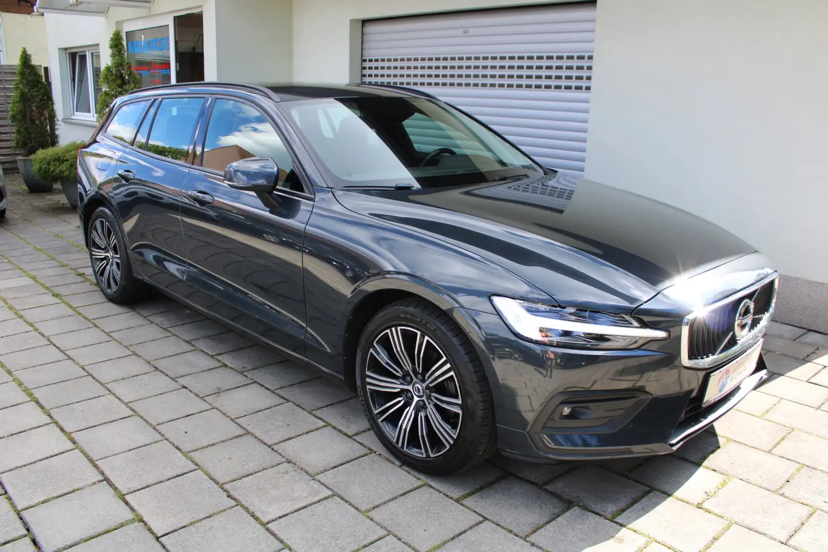 Volvo V60 D3 Geartronic LED Navigation Tempomat PDC ALU Rück Grau - 1