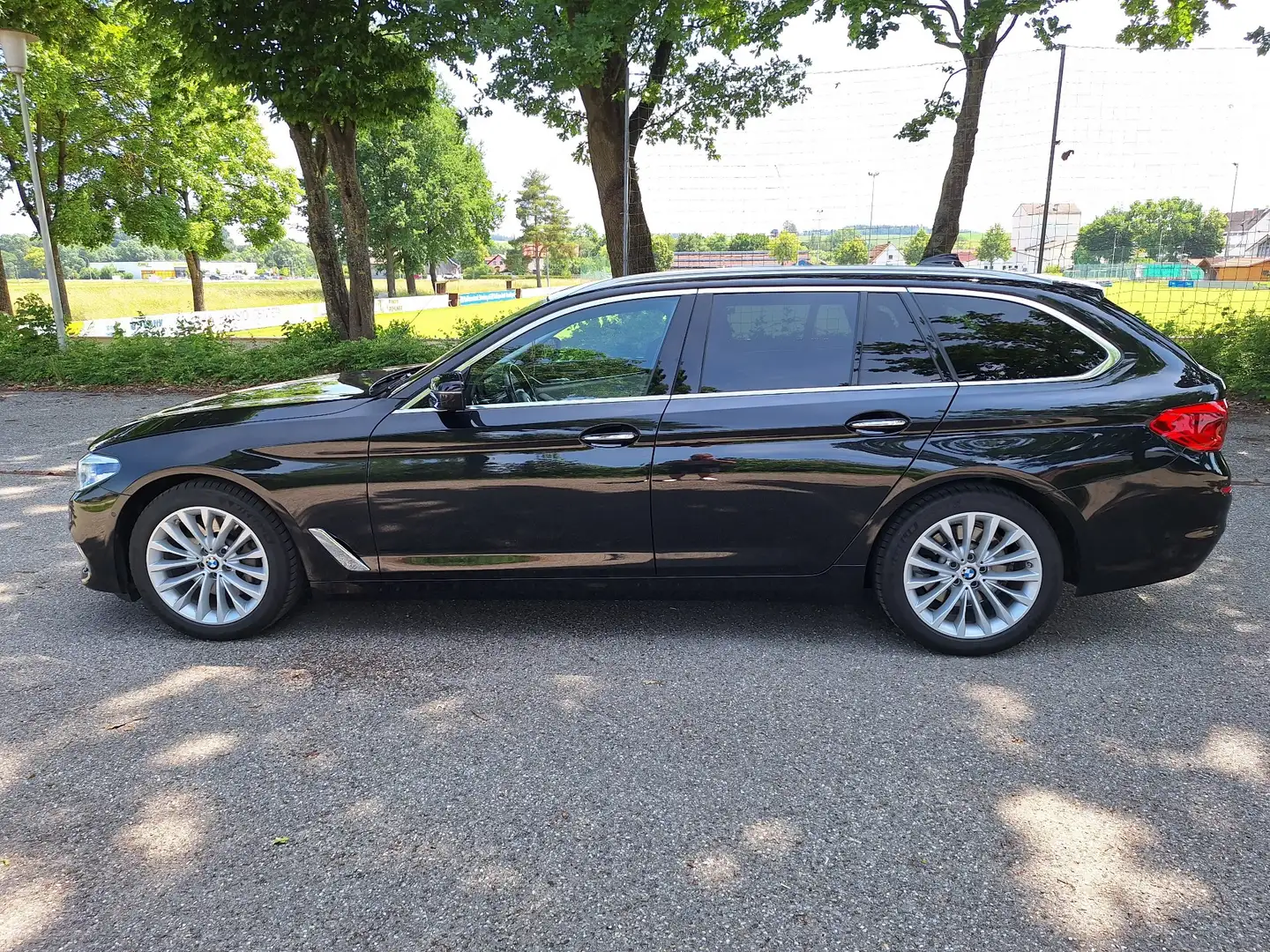 BMW 530 530i Touring Aut. Luxury Line Schwarz - 2