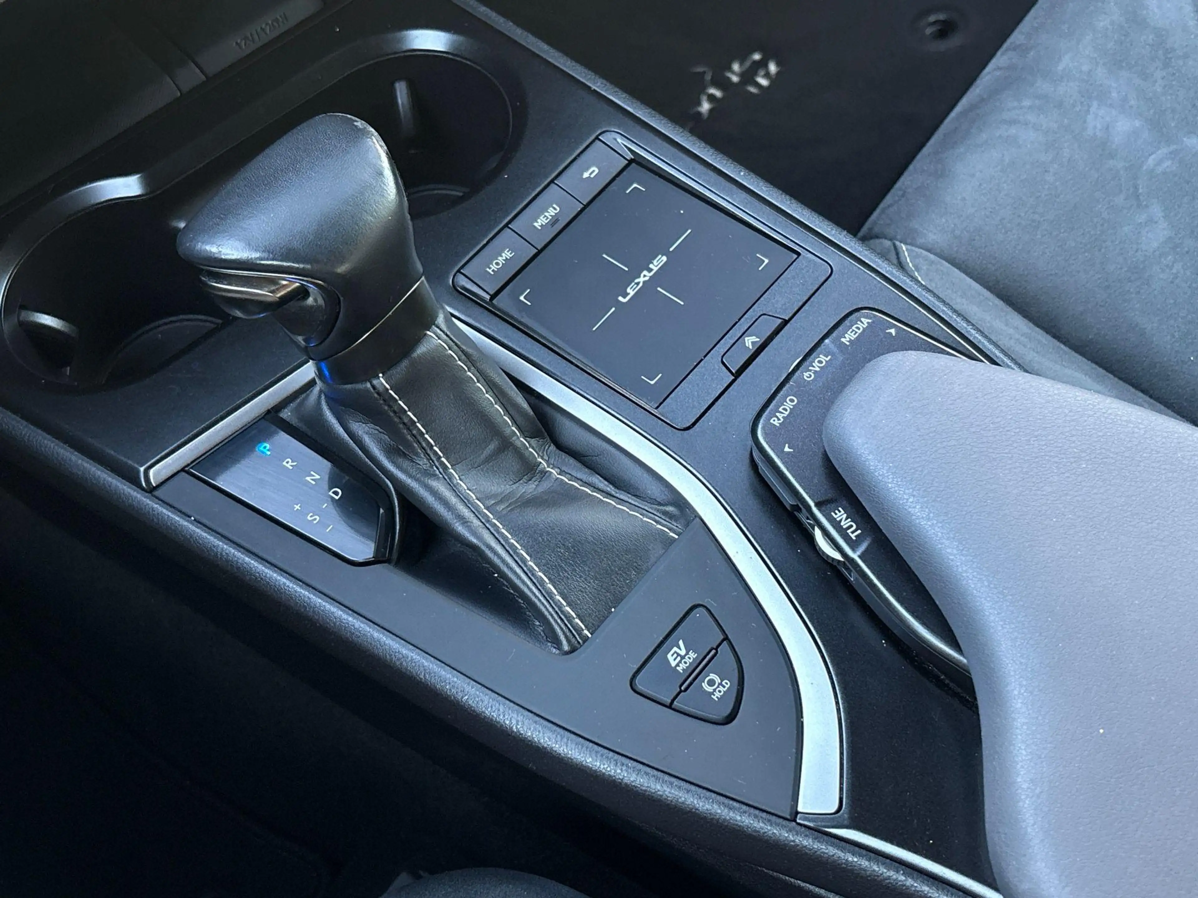 Lexus UX 250h Luxury Line — photo 10
