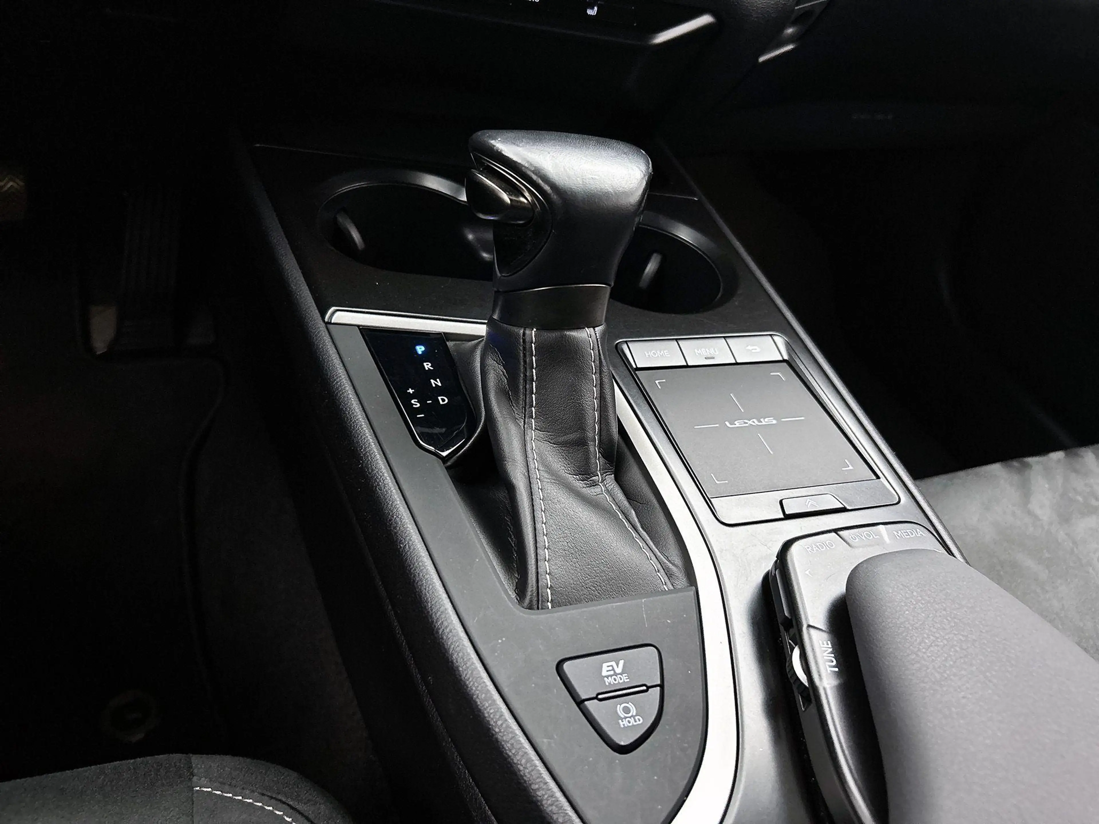 Lexus UX 250h Luxury Line — photo 10