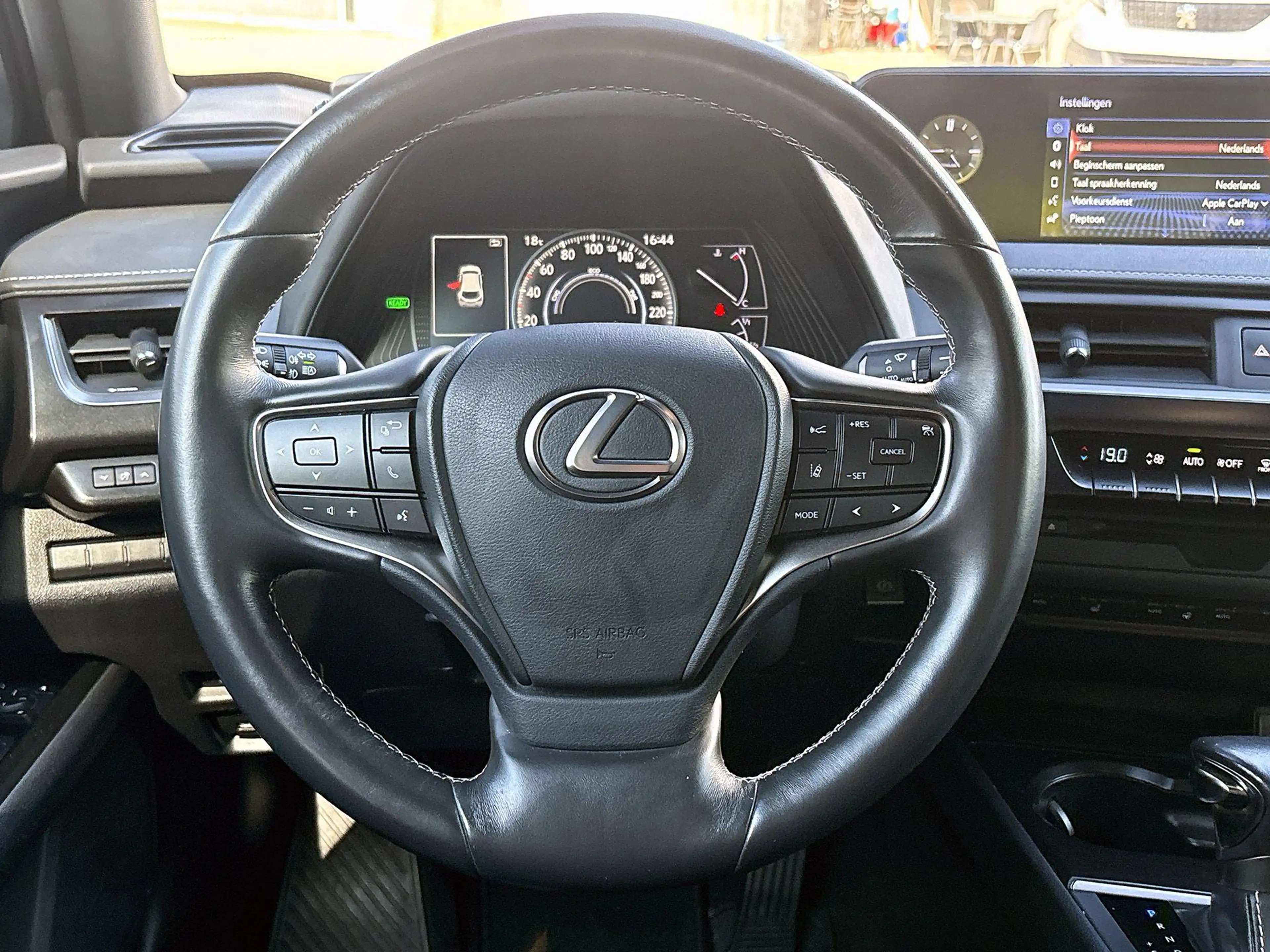 Lexus UX 250h Luxury Line — photo 13