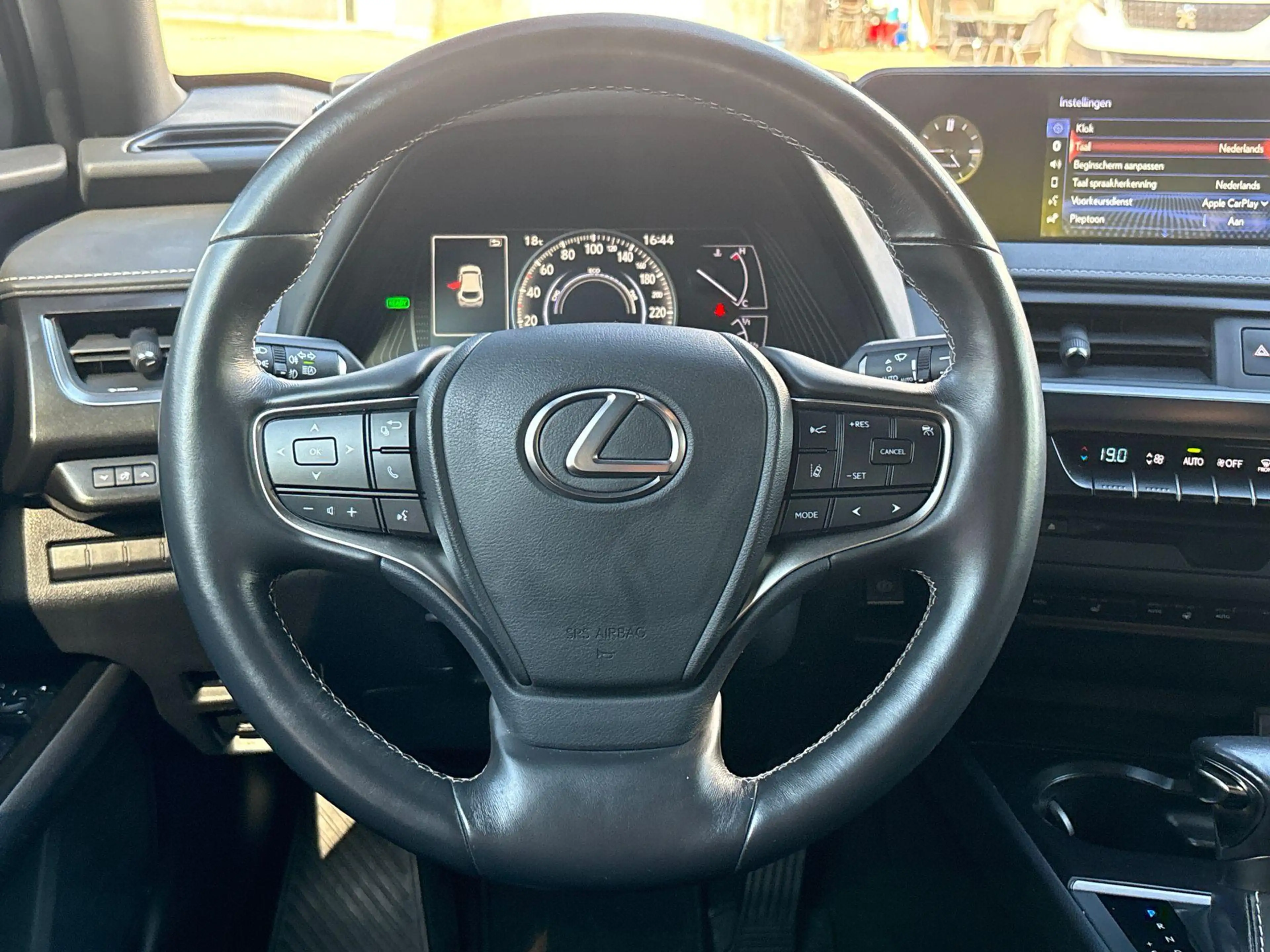 Lexus UX 250h Luxury Line — photo 12