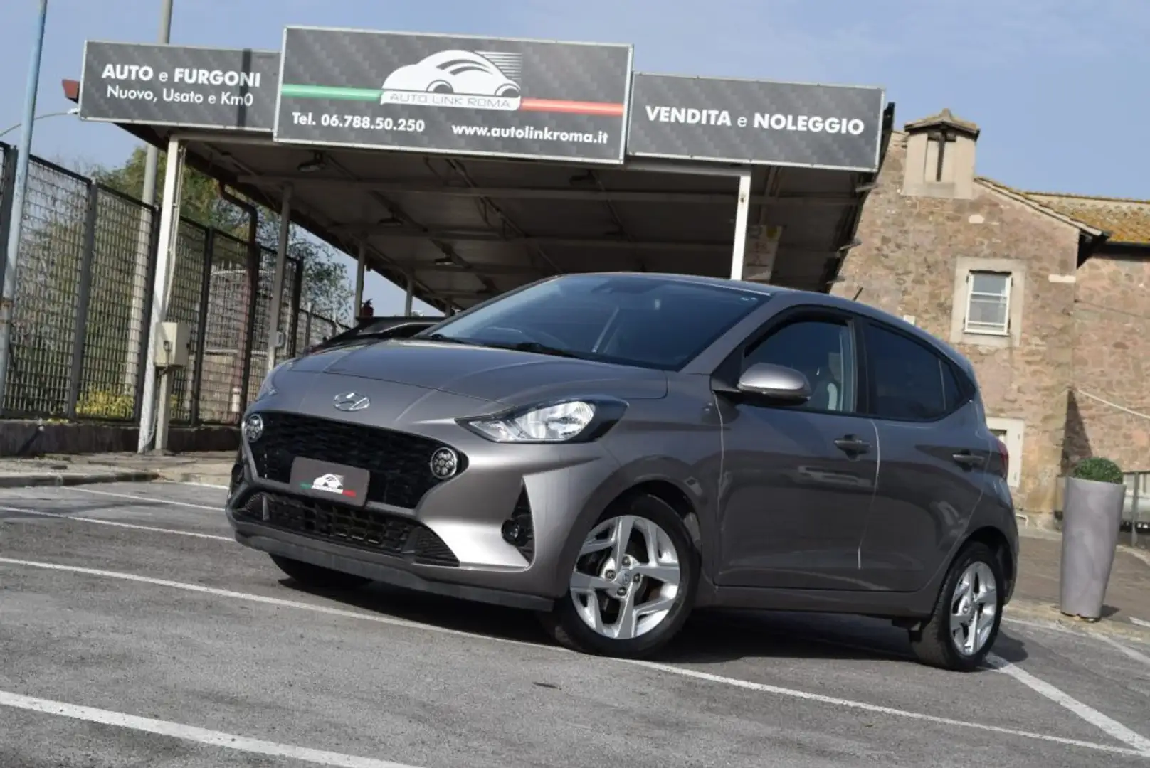 Hyundai i10 1.0 MPI Tech Hatchback 5pt Connect & Comfort Pack Grau - 2